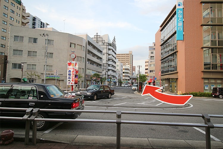 2.東出口を出てまっすぐ道なりに進みます（徒歩約7分）